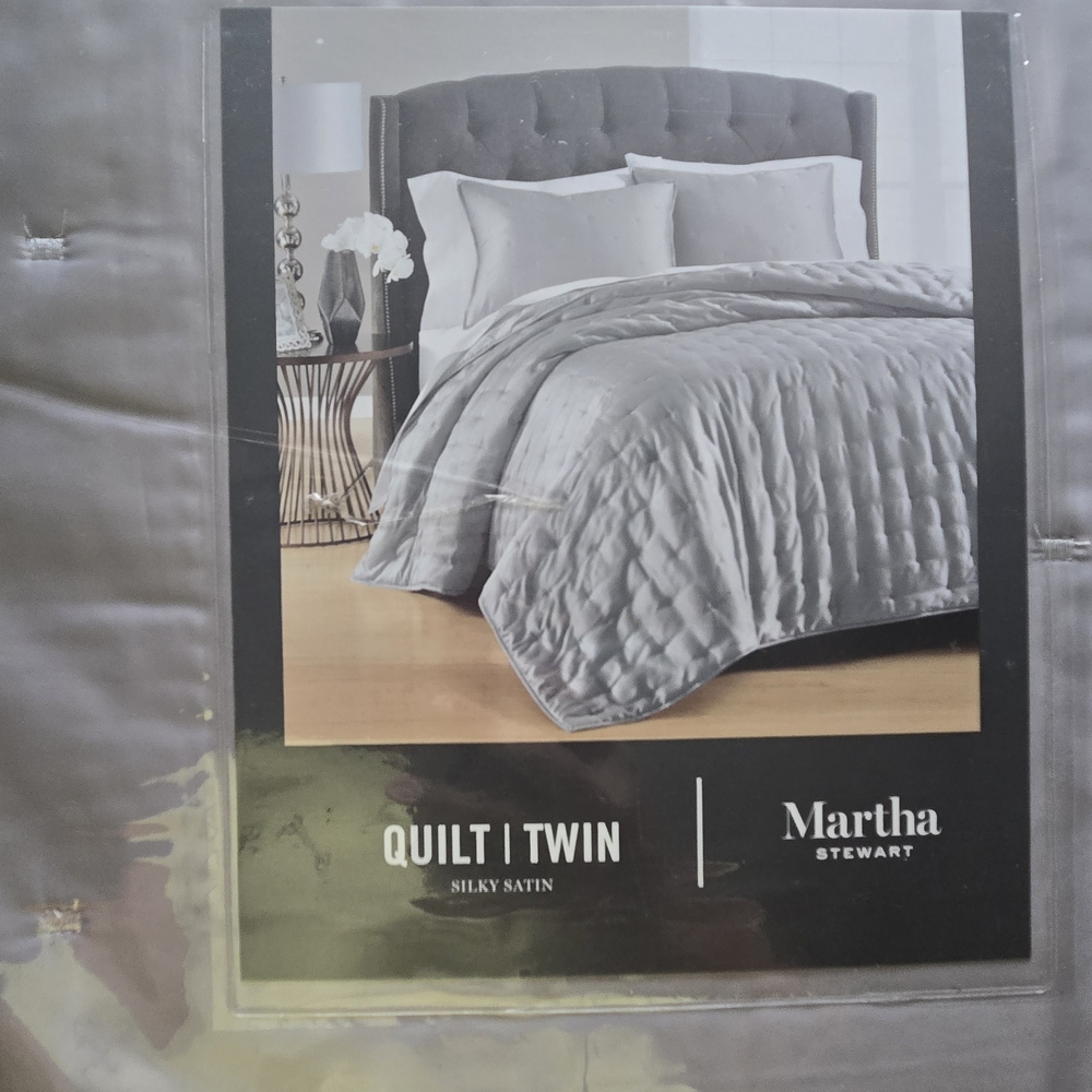 Martha Stewart Collection Silky Satin Twin Quilt. - Picture 3 of 3